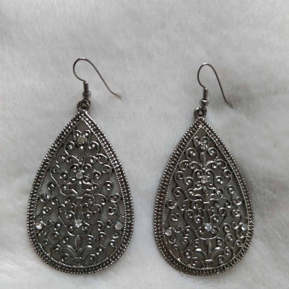 Vintage-Inspired Silver Earrings with Diamond Accents